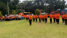 Personel Basarnas Manado saat mengikuti apel kesiapsiagaan di lapangan kantor. Foto Basarnas