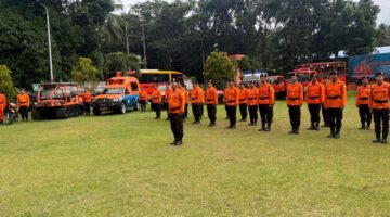 Personel Basarnas Manado saat mengikuti apel kesiapsiagaan di lapangan kantor. Foto Basarnas