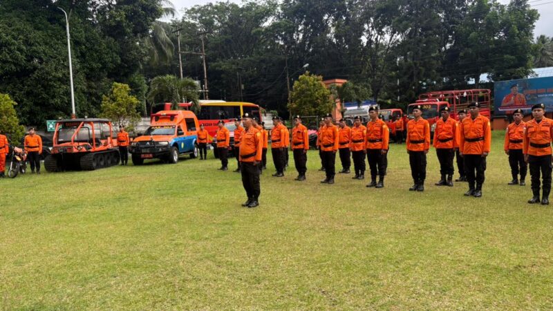 Personel Basarnas Manado saat mengikuti apel kesiapsiagaan di lapangan kantor. Foto Basarnas