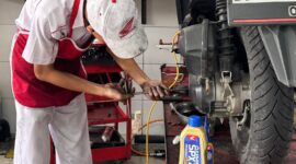 Mekanik ahli di bengkel AHASS memastikan kondisi motor Honda tetap prima melalui program Promo Servis AHASS jelang mudik Lebaran 2026. Foto : DAW