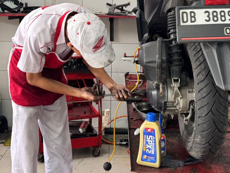 Mekanik ahli di bengkel AHASS memastikan kondisi motor Honda tetap prima melalui program Promo Servis AHASS jelang mudik Lebaran 2026. Foto : DAW