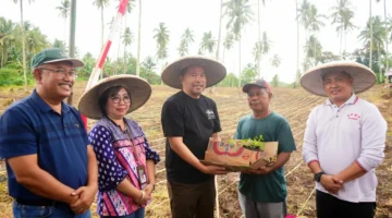 Wakil Wali Kota Manado, dr. Richard Sualang, saat menyerahkan bantuan bibit secara simbolis kepada pengurus Kelompok Tani Solafide di Kecamatan Bunaken. Foto : Pemkot Manado