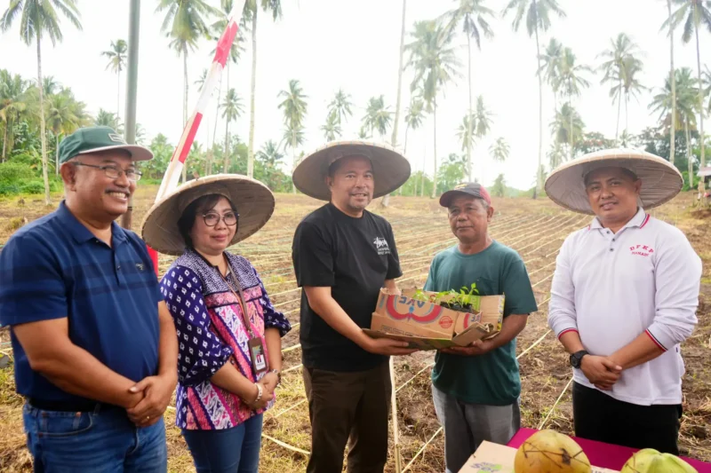 Wakil Wali Kota Manado, dr. Richard Sualang, saat menyerahkan bantuan bibit secara simbolis kepada pengurus Kelompok Tani Solafide di Kecamatan Bunaken. Foto : Pemkot Manado