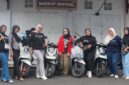 Anggota komunitas Hijabers on Wheel Honda Gorontalo saat membagikan paket takjil kepada warga di kawasan Pasar Sentral. Foto : PT. DAW