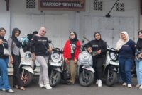Anggota komunitas Hijabers on Wheel Honda Gorontalo saat membagikan paket takjil kepada warga di kawasan Pasar Sentral. Foto : PT. DAW