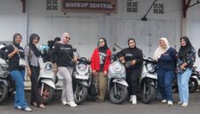 Anggota komunitas Hijabers on Wheel Honda Gorontalo saat membagikan paket takjil kepada warga di kawasan Pasar Sentral. Foto : PT. DAW