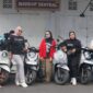 Anggota komunitas Hijabers on Wheel Honda Gorontalo saat membagikan paket takjil kepada warga di kawasan Pasar Sentral. Foto : PT. DAW