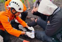 Tim SAR Gabungan saat melakukan proses evakuasi pendaki Gunung Soputan yang berhasil ditemukan selamat di Minahasa Tenggara, Selasa (17/03/2026).