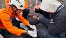 Tim SAR Gabungan saat melakukan proses evakuasi pendaki Gunung Soputan yang berhasil ditemukan selamat di Minahasa Tenggara, Selasa (17/03/2026).