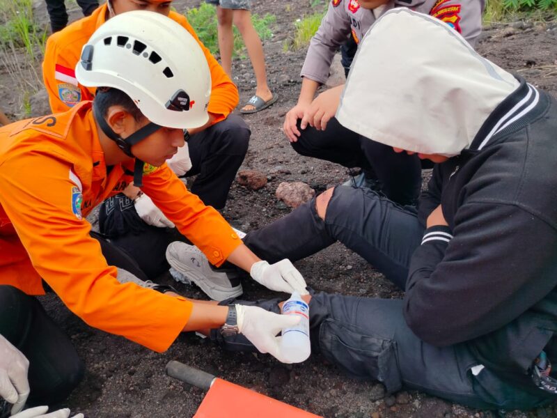 Tim SAR Gabungan saat melakukan proses evakuasi pendaki Gunung Soputan yang berhasil ditemukan selamat di Minahasa Tenggara, Selasa (17/03/2026).