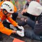 Tim SAR Gabungan saat melakukan proses evakuasi pendaki Gunung Soputan yang berhasil ditemukan selamat di Minahasa Tenggara, Selasa (17/03/2026).