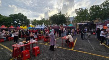 warga antusias mendatangi Wisata Kuliner Ramadhan (WKR) di kawasan Megamas, Manado.  Foto : BI Sulut