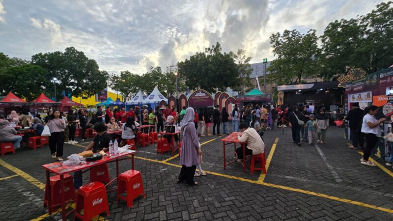 warga antusias mendatangi Wisata Kuliner Ramadhan (WKR) di kawasan Megamas, Manado.  Foto : BI Sulut