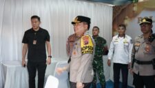 Kapolda Sulut Irjen Pol Roycke Harry Langie memantau situasi kamtibmas dari Pos Terpadu yang berlokasi di kawasan bisnis Megamas, Manado. Foto : Spripim Polda Sulut