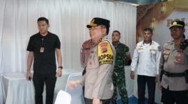 Kapolda Sulut Irjen Pol Roycke Harry Langie memantau situasi kamtibmas dari Pos Terpadu yang berlokasi di kawasan bisnis Megamas, Manado. Foto : Spripim Polda Sulut