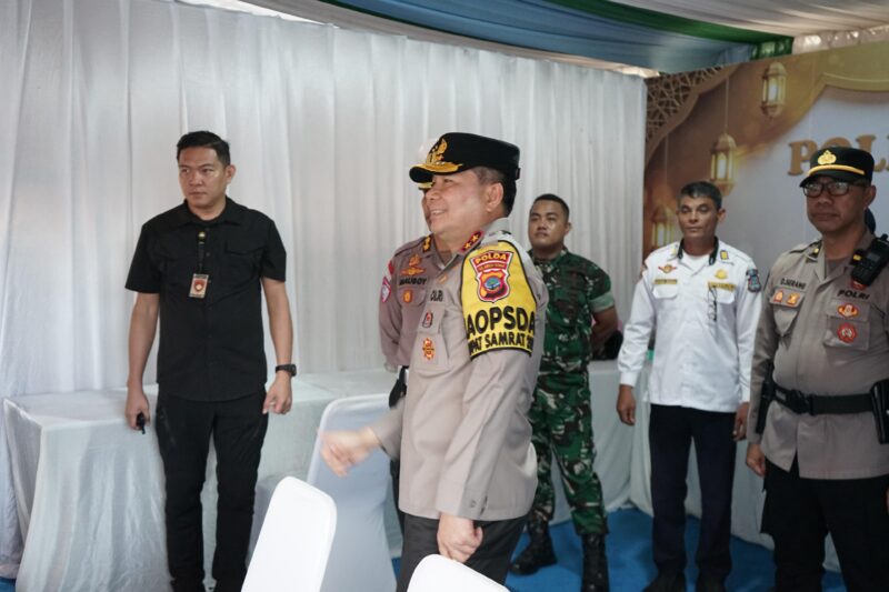 Kapolda Sulut Irjen Pol Roycke Harry Langie memantau situasi kamtibmas dari Pos Terpadu yang berlokasi di kawasan bisnis Megamas, Manado. Foto : Spripim Polda Sulut