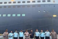 Personel Ditpamobvit Polda Sulut melakukan pengamanan ketat di area dermaga saat kapal pesiar mewah Queen Mary 2 bersandar di Pelabuhan Bitung, Selasa (17/3/2026). Foto : Ditpamobvit