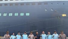 Personel Ditpamobvit Polda Sulut melakukan pengamanan ketat di area dermaga saat kapal pesiar mewah Queen Mary 2 bersandar di Pelabuhan Bitung, Selasa (17/3/2026). Foto : Ditpamobvit