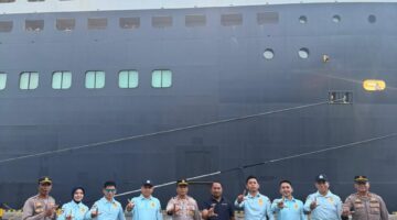 Personel Ditpamobvit Polda Sulut melakukan pengamanan ketat di area dermaga saat kapal pesiar mewah Queen Mary 2 bersandar di Pelabuhan Bitung, Selasa (17/3/2026). Foto : Ditpamobvit