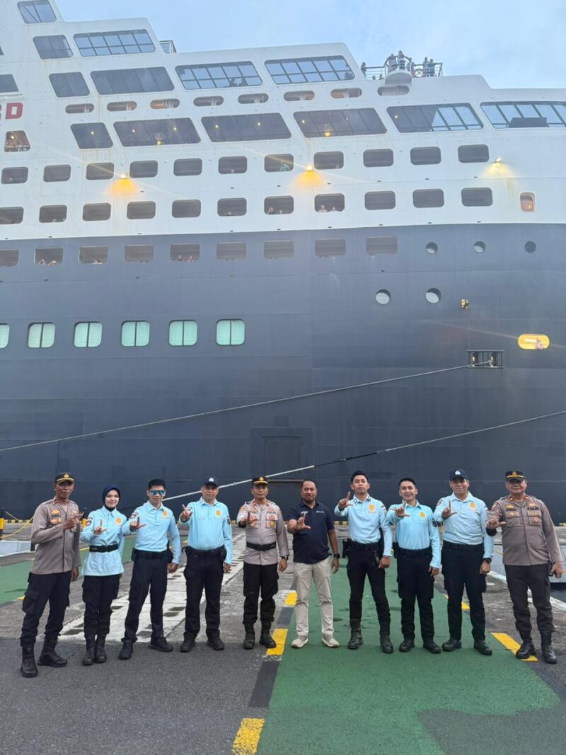 Personel Ditpamobvit Polda Sulut melakukan pengamanan ketat di area dermaga saat kapal pesiar mewah Queen Mary 2 bersandar di Pelabuhan Bitung, Selasa (17/3/2026). Foto : Ditpamobvit