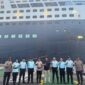 Personel Ditpamobvit Polda Sulut melakukan pengamanan ketat di area dermaga saat kapal pesiar mewah Queen Mary 2 bersandar di Pelabuhan Bitung, Selasa (17/3/2026). Foto : Ditpamobvit