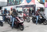 Sejumlah anggota komunitas sepeda motor matik Honda berkumpul dan bersiap melakukan perjalanan touring bersama di area Manado. Foto : DAW