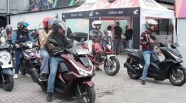 Sejumlah anggota komunitas sepeda motor matik Honda berkumpul dan bersiap melakukan perjalanan touring bersama di area Manado. Foto : DAW
