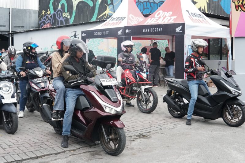 Sejumlah anggota komunitas sepeda motor matik Honda berkumpul dan bersiap melakukan perjalanan touring bersama di area Manado. Foto : DAW