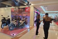 Pengunjung sedang mengamati unit Honda Vario 125 dan Honda BeAT Street dalam gelaran Honda Ramadhan Exhibition Manado di Atrium Megamall, Sulawesi Utara. Pameran ini menghadirkan beragam promo motor Honda dan diskon angsuran yang berlaku hingga 29 Maret 2026. (Foto: Dok. PT Daya Adicipta Wisesa)