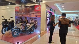Pengunjung sedang mengamati unit Honda Vario 125 dan Honda BeAT Street dalam gelaran Honda Ramadhan Exhibition Manado di Atrium Megamall, Sulawesi Utara. Pameran ini menghadirkan beragam promo motor Honda dan diskon angsuran yang berlaku hingga 29 Maret 2026. (Foto: Dok. PT Daya Adicipta Wisesa)