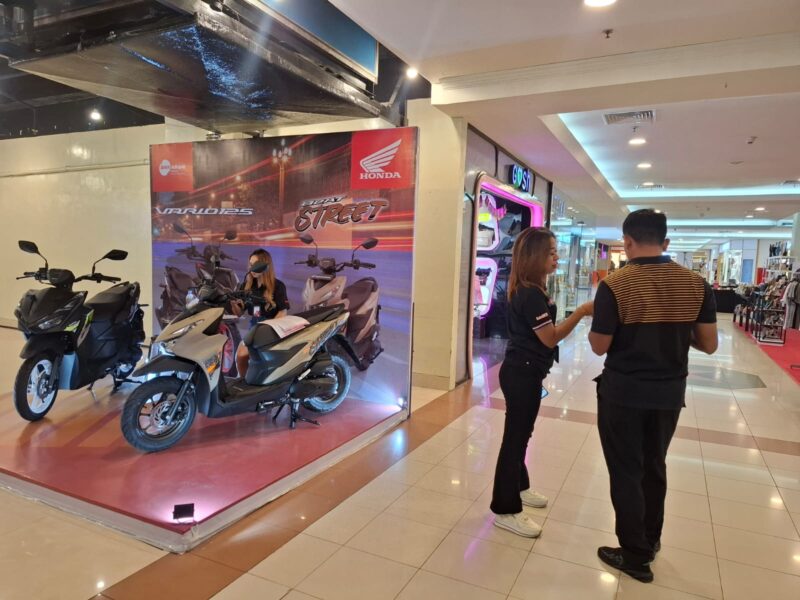Pengunjung sedang mengamati unit Honda Vario 125 dan Honda BeAT Street dalam gelaran Honda Ramadhan Exhibition Manado di Atrium Megamall, Sulawesi Utara. Pameran ini menghadirkan beragam promo motor Honda dan diskon angsuran yang berlaku hingga 29 Maret 2026. (Foto: Dok. PT Daya Adicipta Wisesa)