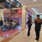 Pengunjung sedang mengamati unit Honda Vario 125 dan Honda BeAT Street dalam gelaran Honda Ramadhan Exhibition Manado di Atrium Megamall, Sulawesi Utara. Pameran ini menghadirkan beragam promo motor Honda dan diskon angsuran yang berlaku hingga 29 Maret 2026. (Foto: Dok. PT Daya Adicipta Wisesa)