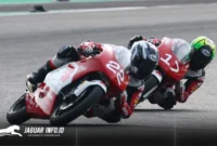 Aksi saling salip para pebalap di ajang Idemitsu Moto4 Asia Cup (IM4AC) 2026. Bintang Pranata Sukma menunjukkan kelasnya dengan melakukan manajemen ban yang efektif sebelum akhirnya menyodok ke posisi tiga besar pada lap terakhir. Foto Honda DAW