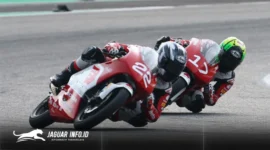 Aksi saling salip para pebalap di ajang Idemitsu Moto4 Asia Cup (IM4AC) 2026. Bintang Pranata Sukma menunjukkan kelasnya dengan melakukan manajemen ban yang efektif sebelum akhirnya menyodok ke posisi tiga besar pada lap terakhir. Foto Honda DAW