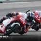 Aksi saling salip para pebalap di ajang Idemitsu Moto4 Asia Cup (IM4AC) 2026. Bintang Pranata Sukma menunjukkan kelasnya dengan melakukan manajemen ban yang efektif sebelum akhirnya menyodok ke posisi tiga besar pada lap terakhir. Foto Honda DAW