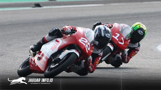 Aksi saling salip para pebalap di ajang Idemitsu Moto4 Asia Cup (IM4AC) 2026. Bintang Pranata Sukma menunjukkan kelasnya dengan melakukan manajemen ban yang efektif sebelum akhirnya menyodok ke posisi tiga besar pada lap terakhir. Foto Honda DAW