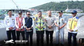 Direktur Utama Jasa Raharja Muhammad Awaluddin (tengah) memberikan keterangan pers didampingi Kakorlantas Polri Irjen Pol Drs. Agus Suryonugroho (kanan) usai meninjau kesiapan infrastruktur di Pelabuhan Merak, Banten, Kamis (26/2/2026). Foto : Jasaraharja