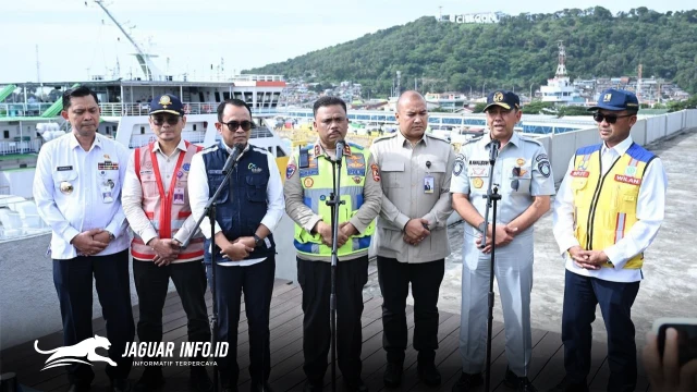 Direktur Utama Jasa Raharja Muhammad Awaluddin (tengah) memberikan keterangan pers didampingi Kakorlantas Polri Irjen Pol Drs. Agus Suryonugroho (kanan) usai meninjau kesiapan infrastruktur di Pelabuhan Merak, Banten, Kamis (26/2/2026). Foto : Jasaraharja
