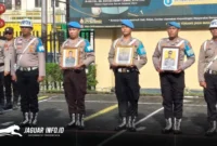 TEGAS: Kapolresta Manado Kombes Pol Irham Halid, S.I.K., saat memimpin upacara Pemberhentian Tidak Dengan Hormat (PTDH) di lapangan Mapolresta Manado, Senin (23/2/2026). Langkah ini merupakan wujud konsistensi Polri dalam menegakkan disiplin internal. (Foto: Dok. Humas Polresta Manado)