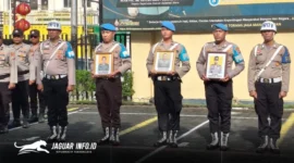 TEGAS: Kapolresta Manado Kombes Pol Irham Halid, S.I.K., saat memimpin upacara Pemberhentian Tidak Dengan Hormat (PTDH) di lapangan Mapolresta Manado, Senin (23/2/2026). Langkah ini merupakan wujud konsistensi Polri dalam menegakkan disiplin internal. (Foto: Dok. Humas Polresta Manado)