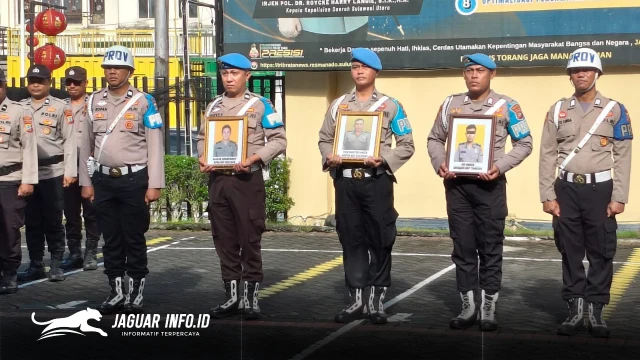 TEGAS: Kapolresta Manado Kombes Pol Irham Halid, S.I.K., saat memimpin upacara Pemberhentian Tidak Dengan Hormat (PTDH) di lapangan Mapolresta Manado, Senin (23/2/2026). Langkah ini merupakan wujud konsistensi Polri dalam menegakkan disiplin internal. (Foto: Dok. Humas Polresta Manado)