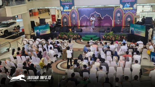 Kepala Kantor Perwakilan Bank Indonesia Sulawesi Utara, Joko Supratikto, memberikan sambutan hangat dalam pembukaan puncak acara HIJRAH Sulut Fest 2026 di Atrium Megamall Manado, Sabtu (28/02). Kegiatan ini menjadi momentum strategis untuk memperkuat ekosistem ekonomi syariah di Sulawesi Utara. Foto : Jurnalis BI Sulut