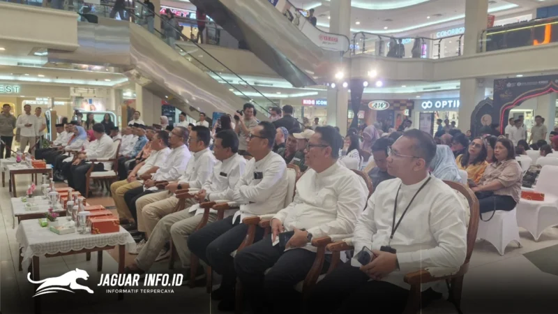 Suasana antusiasme pengunjung dan tamu undangan saat menghadiri puncak acara HIJRAH Sulut Fest 2026 di Atrium Megamall Manado, Sabtu (28/02/26). Kegiatan ini menjadi wadah sinergi untuk memperkuat ekonomi syariah Sulawesi Utara melalui sektor industri, keuangan, dan literasi. Foto : Jurnalis BI