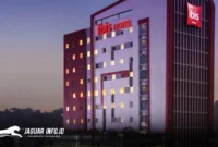 Tampak fasad gedung Ibis Manado City Center Boulevard yang berlokasi strategis di kawasan pusat bisnis Manado. Hotel ini kembali menghadirkan paket "Ramadan Festive Iftar Buffet" dengan promo beli 5 gratis 1 sepanjang musim Ramadan 2026. (Foto: Istimewa/Dok. Ibis Manado)