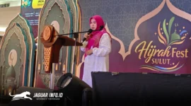Wadir Eksekutif KDEKS Sulut, Dr. Radlyah H. Jan, SE, MSi, AK, saat menyampaikan sambutan mengenai arah kebijakan ekonomi syariah pada Puncak Acara Hijrah Sulut Fest 2026 di Atrium Megamall Manado, Sabtu (28/02). Foto : Jurnalis BI
