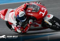 Pebalap muda Astra Honda, Bintang Pranata Sukma, saat memacu motor NSF250R di tikungan tajam Chang International Circuit, Buriram, Thailand, Sabtu (28/2/2026). Bintang sukses mengamankan podium ketiga pada balapan perdana Moto4 Asia Cup 2026. (Foto: Dok. AHM)