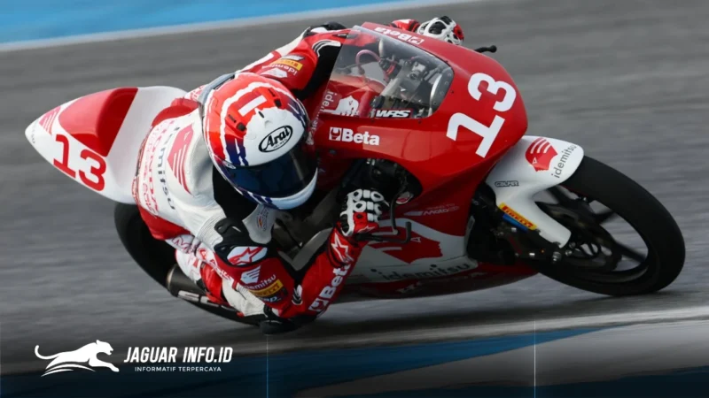 Pebalap muda Astra Honda, Bintang Pranata Sukma, saat memacu motor NSF250R di tikungan tajam Chang International Circuit, Buriram, Thailand, Sabtu (28/2/2026). Bintang sukses mengamankan podium ketiga pada balapan perdana Moto4 Asia Cup 2026. (Foto: Dok. AHM)
