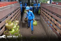 Petugas memindahkan tabung LPG 3 kg dari truk pengangkut ke gudang pangkalan untuk memperkuat stok LPG 3 kg Sulteng menjelang Ramadan. Foto : Pertamina