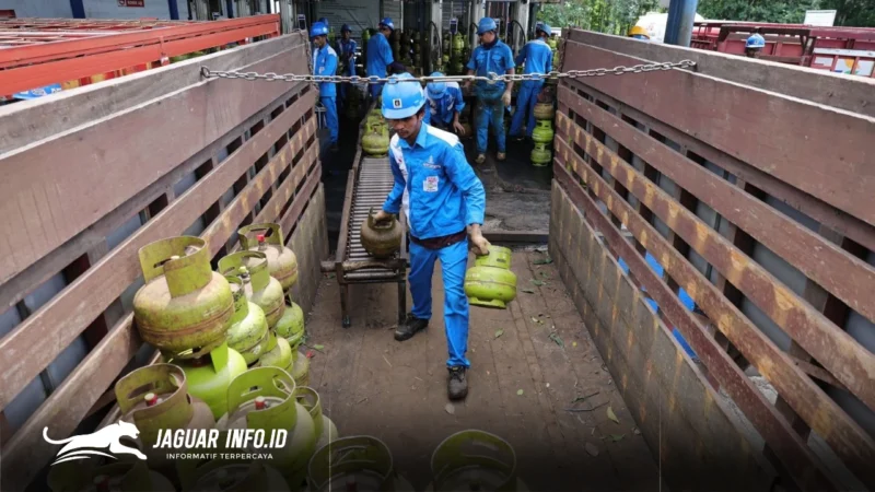 Petugas memindahkan tabung LPG 3 kg dari truk pengangkut ke gudang pangkalan untuk memperkuat stok LPG 3 kg Sulteng menjelang Ramadan. Foto : Pertamina