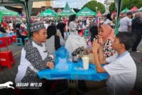 Sejumlah warga memadati area Wisata Kuliner Ramadan di kawasan Megamas, Manado, Senin (02/03/2026). Foto : Istimewa